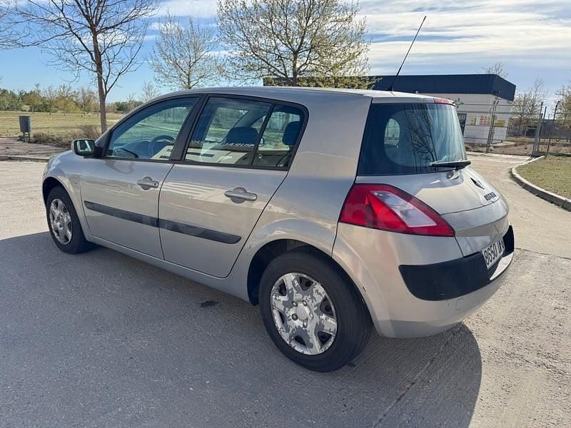 Usado Renault Mégane II Dynamique 105 CV (77 kW) 2006 Gris / plata Berlina