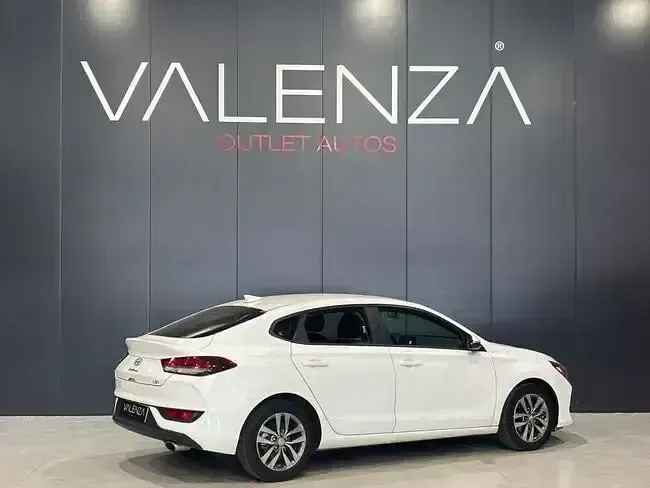Usado Hyundai i30 120 CV (88 kW) 2018 Blanco Berlina