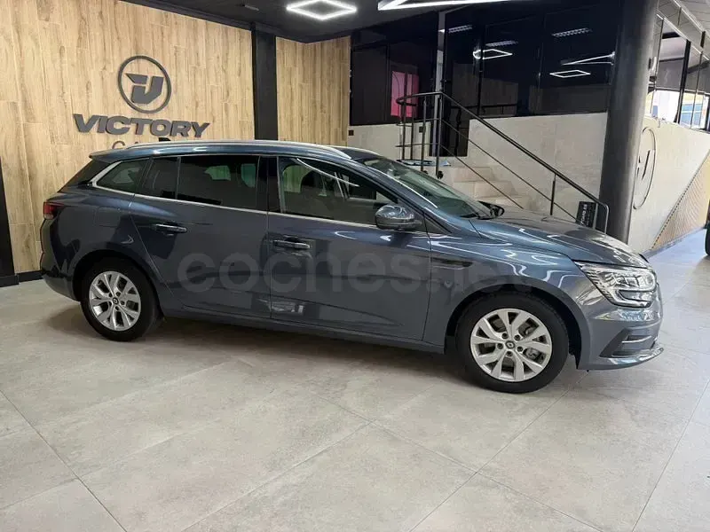 Usado Renault Mégane IV Business 160 CV (117 kW) 2023 Gris / plata Familiar