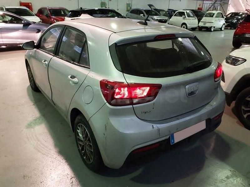 Usado Kia Rio Sport 84 CV (61 kW) 2023 Gris / plata Berlina
