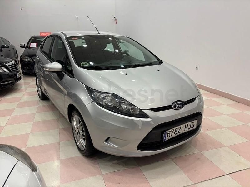 Usado Ford Fiesta Trend 70 CV (51 kW) 2012 Gris / plata Utilitario