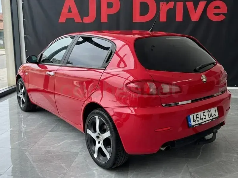 Usado Alfa Romeo 147 Impression 105 CV (77 kW) 2005 Rojo Utilitario