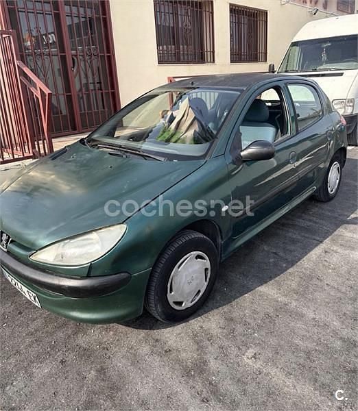 Usado Peugeot 206 75 CV (55 kW) 1999 Verde Utilitario