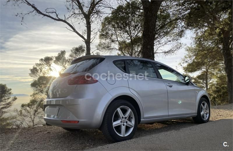 Usado Seat Leon Copa 105 CV (77 kW) 2011 Gris / plata Berlina