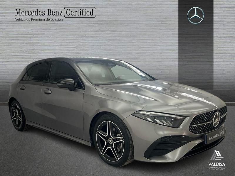 Usado Mercedes A180 AMG line 116 CV (85 kW) 2025 Gris montaña Berlina