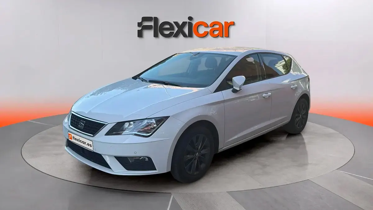 Usado Seat Leon Style 130 CV (95 kW) 2019 Blanco Berlina