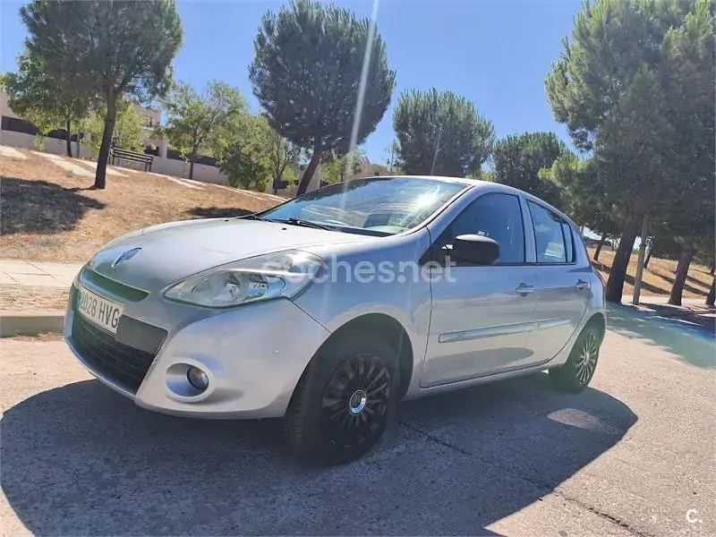 Usado Renault Clio III Collection 75 CV (55 kW) 2014 Gris / plata Berlina