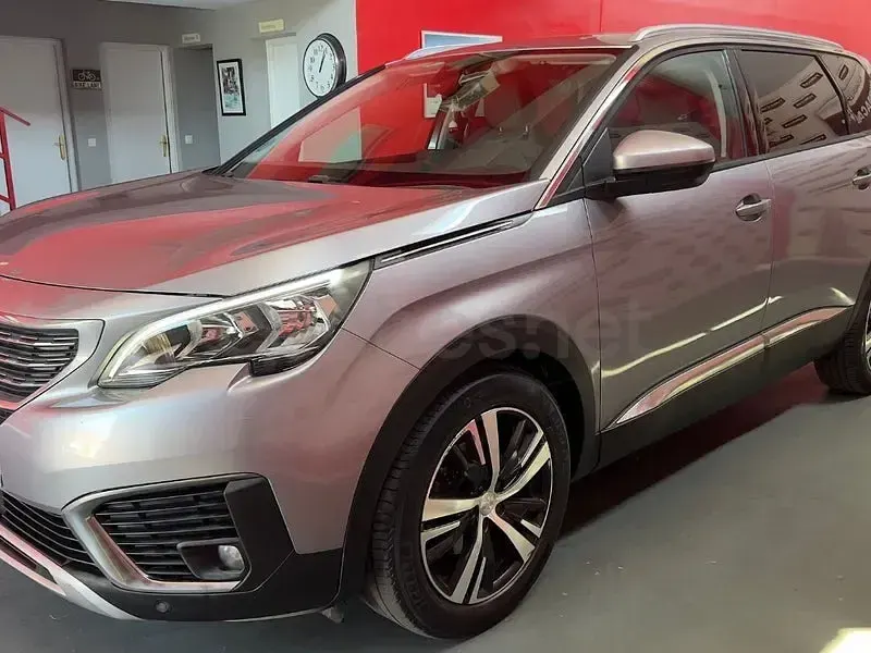 Usado Peugeot 5008 Allure 120 CV (88 kW) 2017 Gris / plata SUV