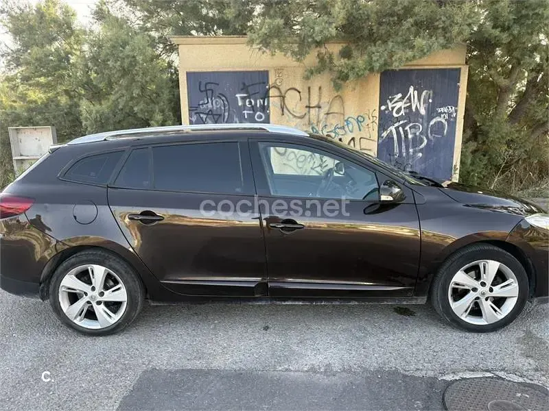 Usado Renault Mégane GrandTour Dynamique 130 CV (95 kW) 2012 Marrón Familiar