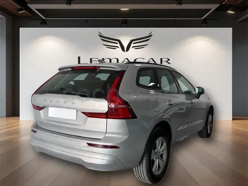Usado Volvo XC60 Momentum 197 CV (144 kW) 2021 Gris / plata SUV