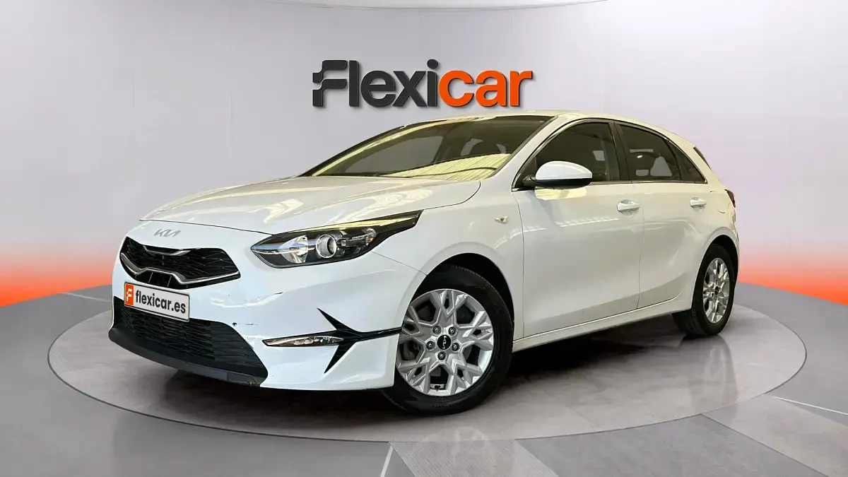 Usado Kia Ceed 136 CV (100 kW) 2023 Blanco Utilitario