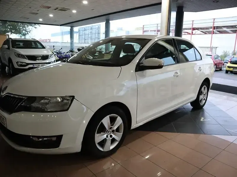 Usado Skoda Rapid Active 116 CV (85 kW) 2018 Blanco Utilitario