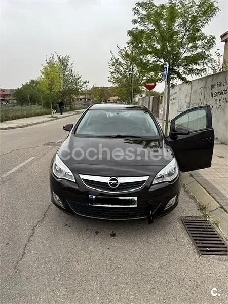 Usado Opel Astra Enjoy 100 CV (73 kW) 2012 Marrón Berlina