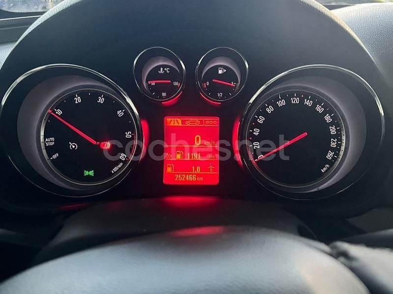 Usado Opel Insignia Selective 130 CV (95 kW) 2012 Violeta / lila Berlina