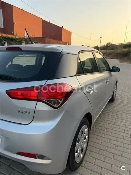 Usado Hyundai i20 84 CV (61 kW) 2016 Gris / plata Berlina