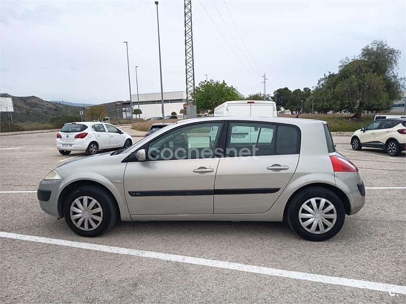 Usado Renault Mégane II Dynamique 120 CV (88 kW) 2002 Gris / plata Berlina