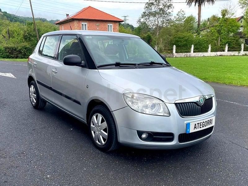 Usado Skoda Fabia Style 80 CV (58 kW) 2009 Gris / plata Berlina