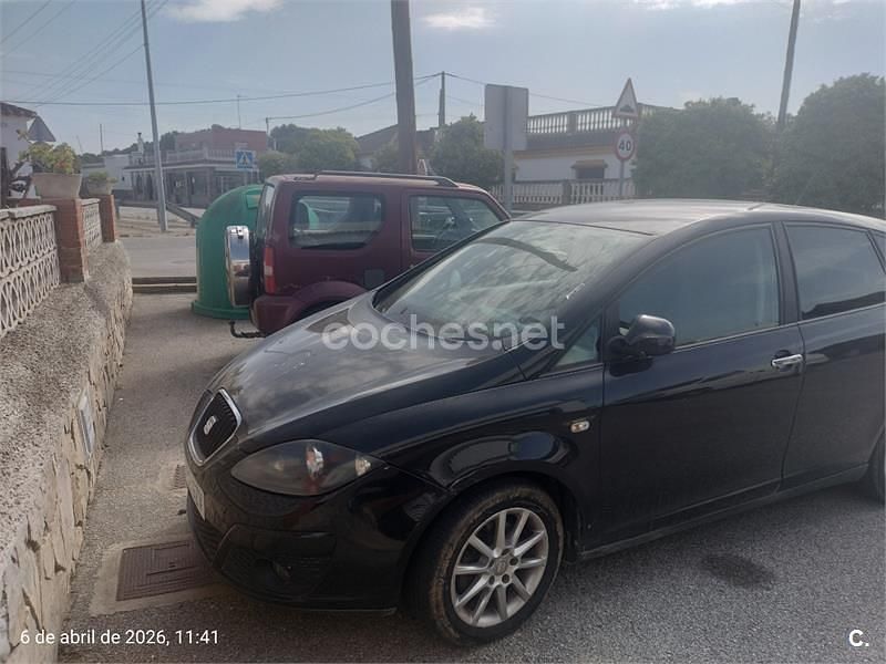 Usado Seat Altea Ecomotive 105 CV (77 kW) 2010 Negro Monovolumen