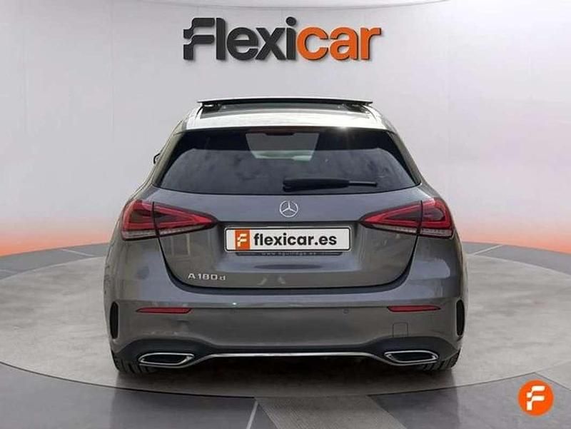 Usado Mercedes A180 109 CV (80 kW) 2018 Gris Utilitario