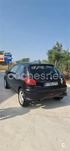 Usado Peugeot 206 90 CV (66 kW) 2004 Negro Berlina