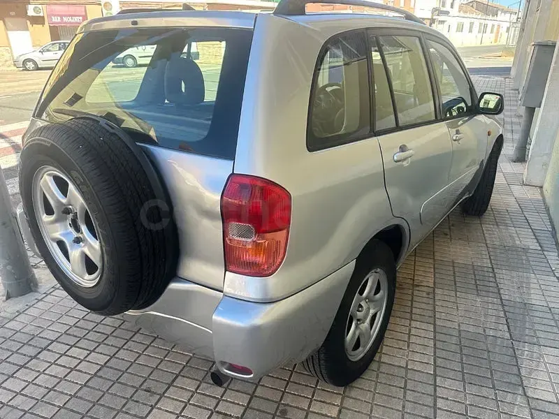 Usado Toyota RAV4 Luna 125 CV (91 kW) 2003 Gris / plata SUV