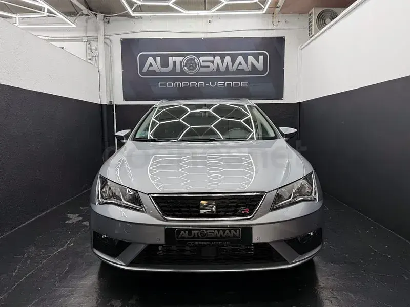 Usado Seat Leon Style 130 CV (95 kW) 2019 Gris / plata Familiar