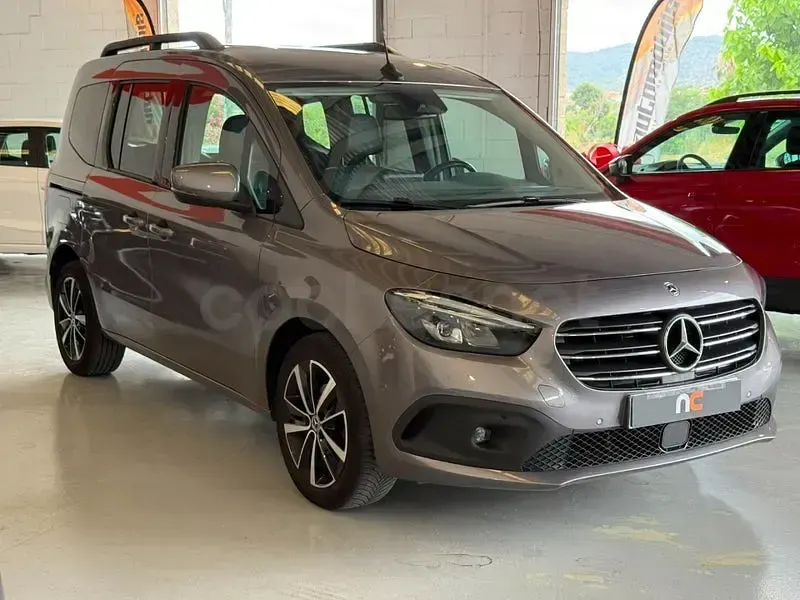 Usado Mercedes T180 116 CV (85 kW) 2022 Gris / plata Monovolumen