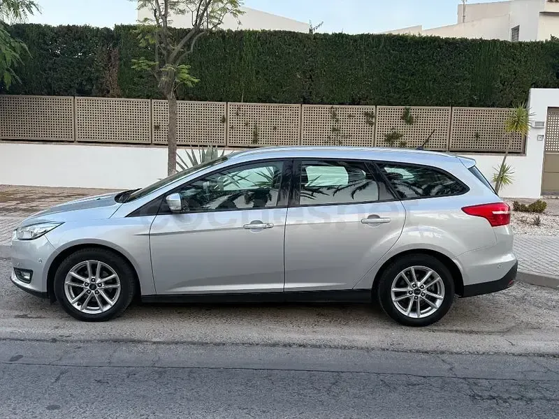 Usado Ford Focus ST-Line 125 CV (91 kW) 2018 Gris / plata Familiar
