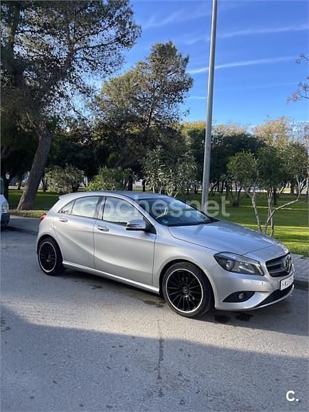 Usado Mercedes A180 AMG line 109 CV (80 kW) 2015 Gris / plata Berlina