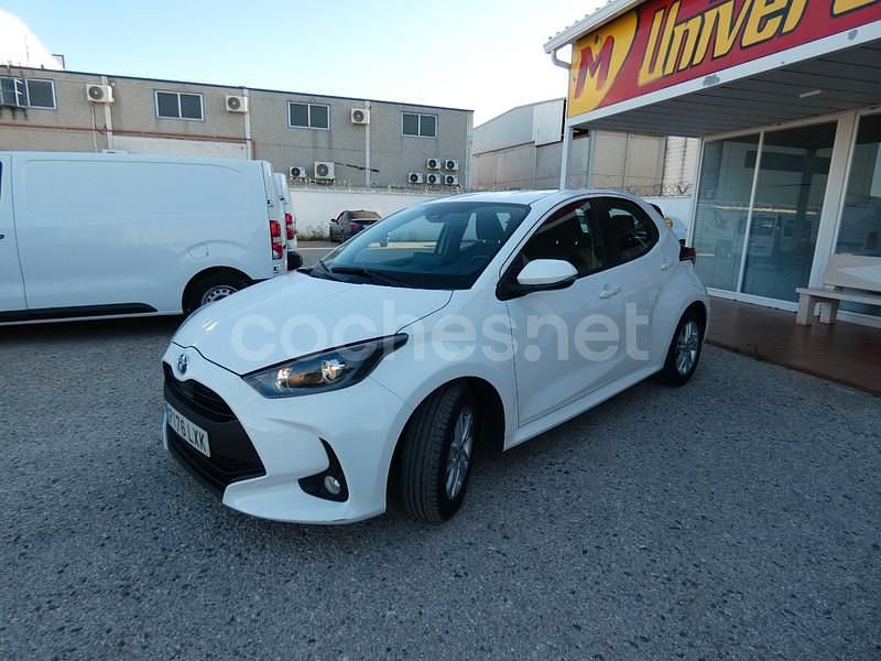 Usado Toyota Yaris Hybrid Active 116 CV (85 kW) 2022 Blanco Berlina