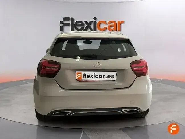 Usado Mercedes A180 122 CV (89 kW) 2017 Gris / plata Utilitario