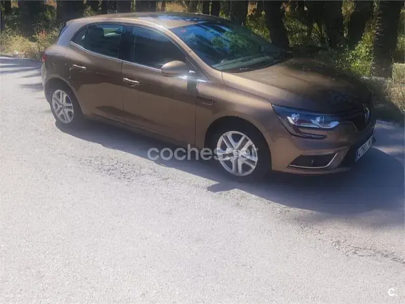 Usado Renault Mégane Intens 90 CV (66 kW) 2016 Marrón Berlina