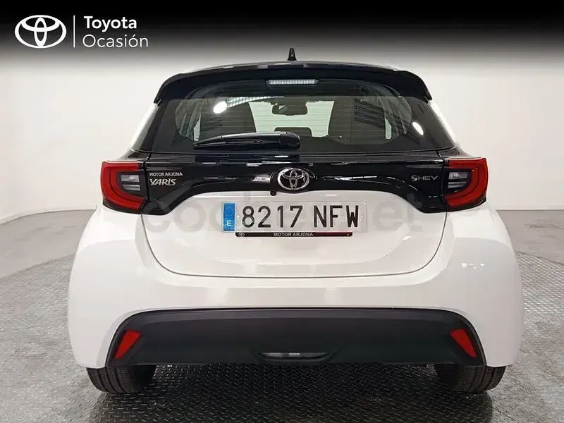 Usado Toyota Yaris Hybrid Active 116 CV (85 kW) 2025 Blanco Berlina