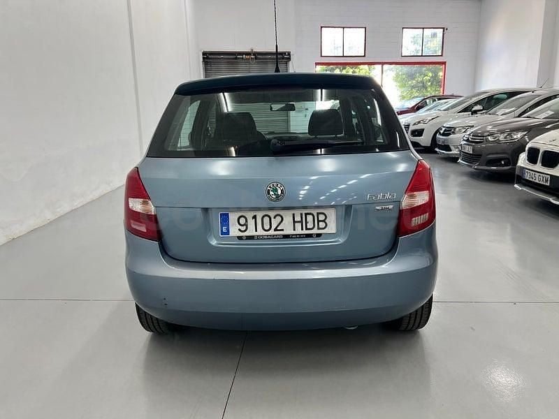 Usado Skoda Fabia Ambition 85 CV (62 kW) 2011 Azul Berlina