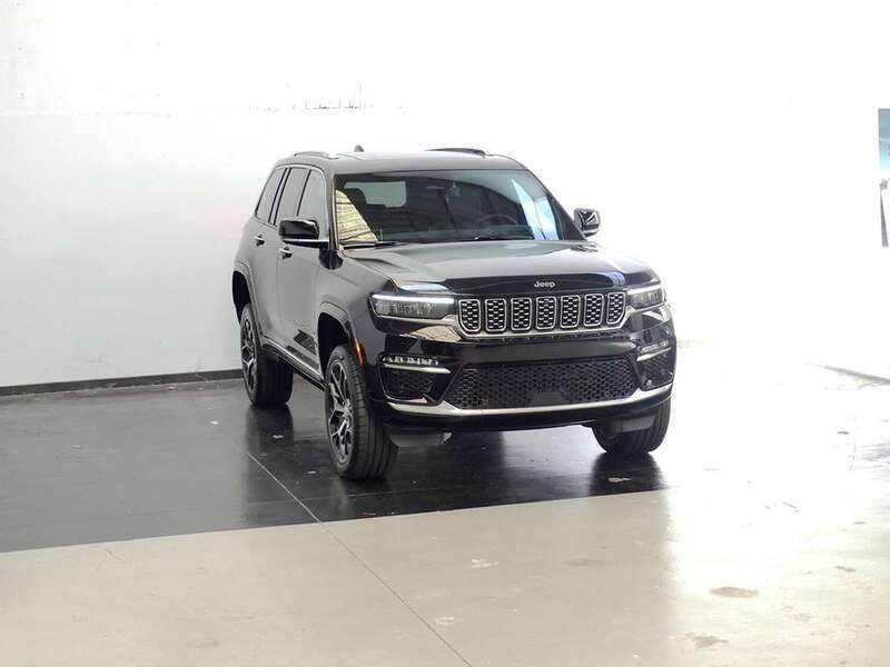 Negro Usado 2023 Jeep Grand Cherokee Summit SUV | 73.373 € - Imagen 1/2