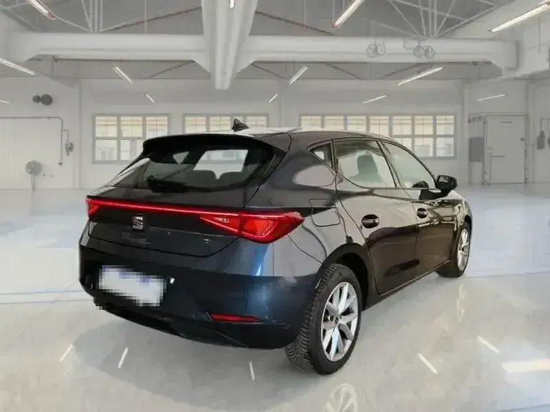 Usado Seat Leon Reference 90 CV (66 kW) 2022 Gris Utilitario