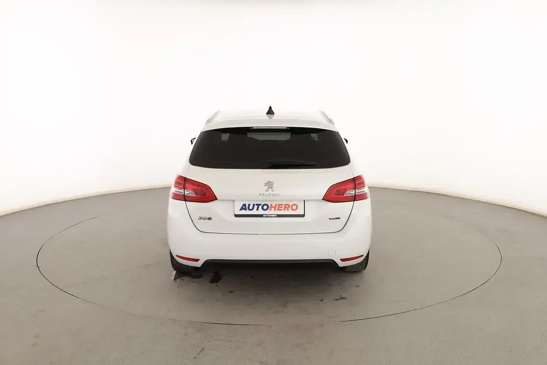 Usado Peugeot 308 Allure 120 CV (88 kW) 2016 Blanco Familiar
