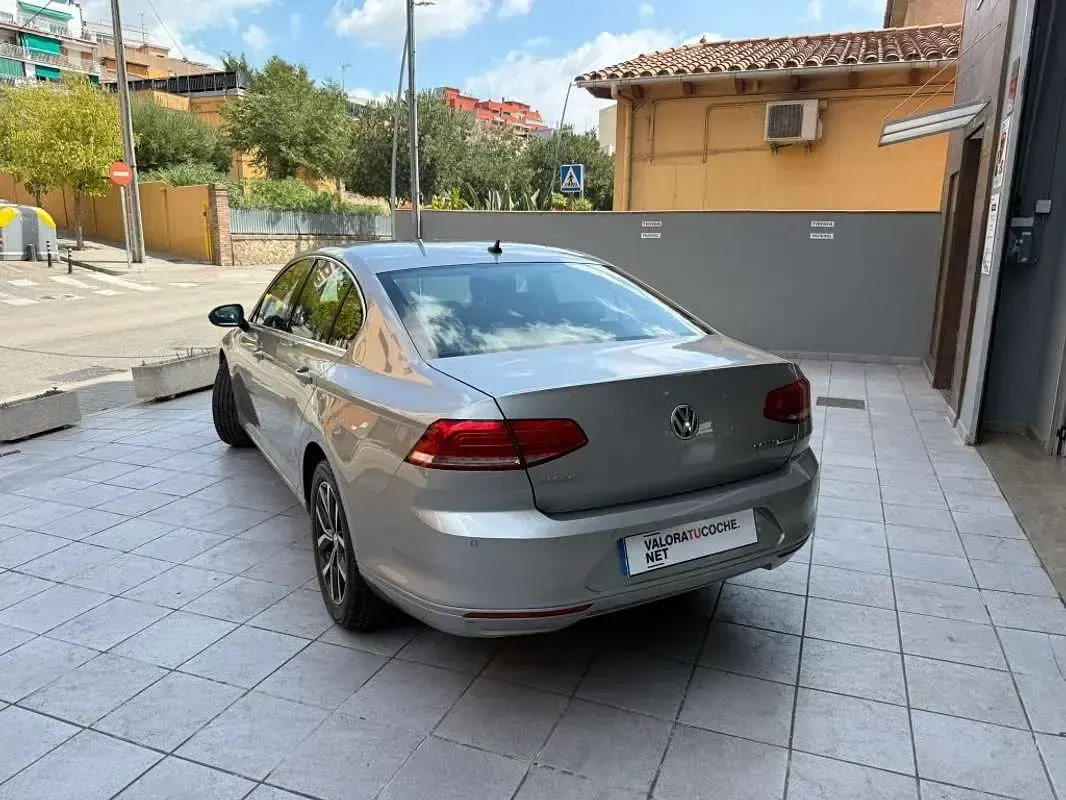 Usado VW Passat Advance 150 CV (110 kW) 2015 Gris Berlina