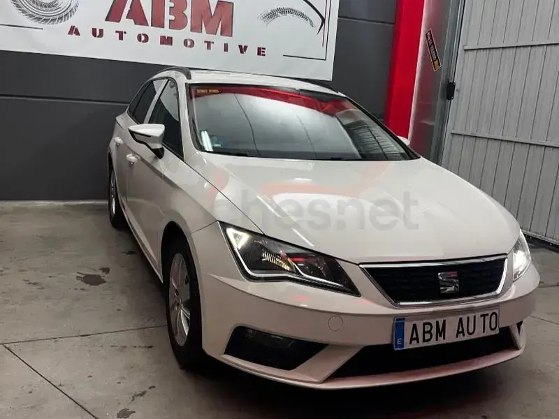 Usado Seat Leon Style 130 CV (95 kW) 2019 Blanco Familiar