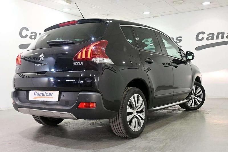 Usado Peugeot 3008 Style 120 CV (88 kW) 2014 Negro Familiar