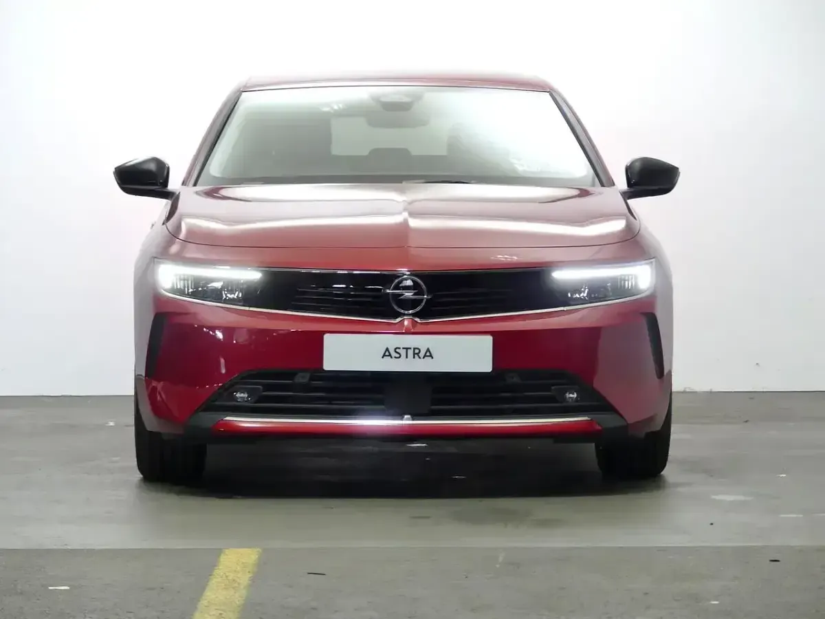 Usado Opel Astra Elegance 130 CV (95 kW) 2023 Rojo Utilitario