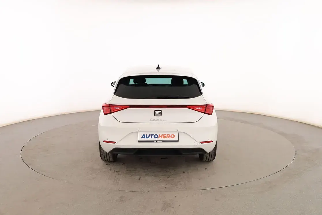 Usado Seat Leon Style 110 CV (80 kW) 2022 Blanco Berlina