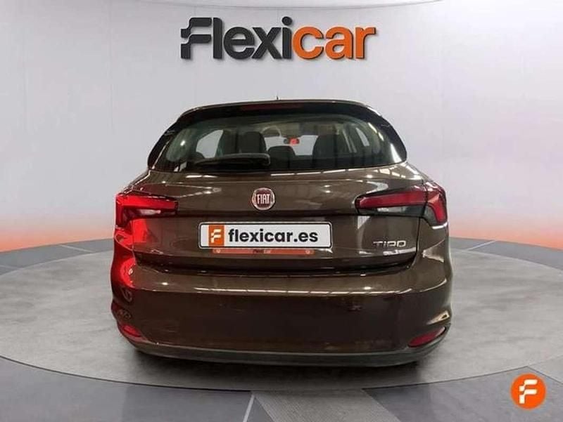 Usado Fiat Tipo Easy 95 CV (69 kW) 2018 Marrón Berlina
