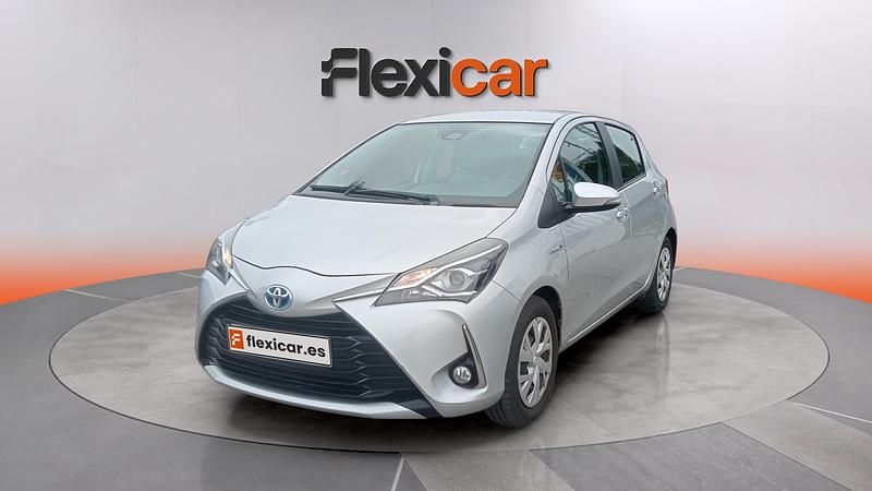 Usado Toyota Yaris Hybrid Active 100 CV (73 kW) 2019 Gris Berlina