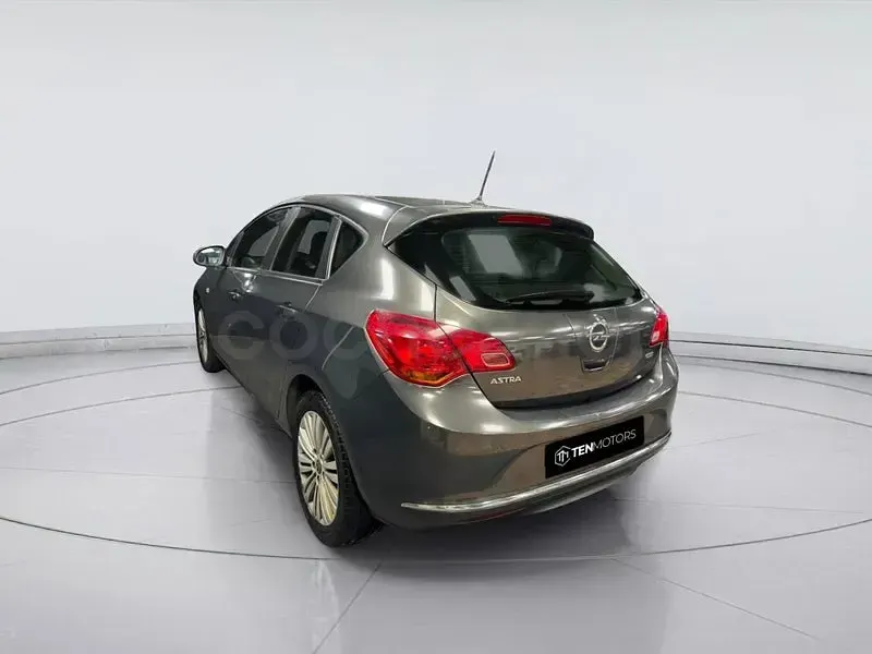 Usado Opel Astra Selective 110 CV (80 kW) 2015 Gris / plata Berlina