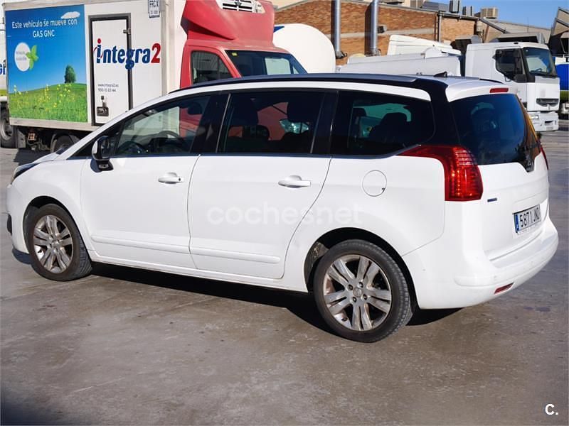 Usado Peugeot 5008 Style 130 CV (95 kW) 2016 Blanco Monovolumen