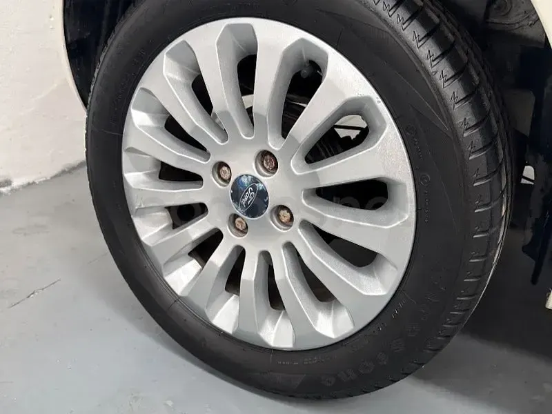 Usado Ford Ka Titanium 69 CV (50 kW) 2009 Blanco Utilitario