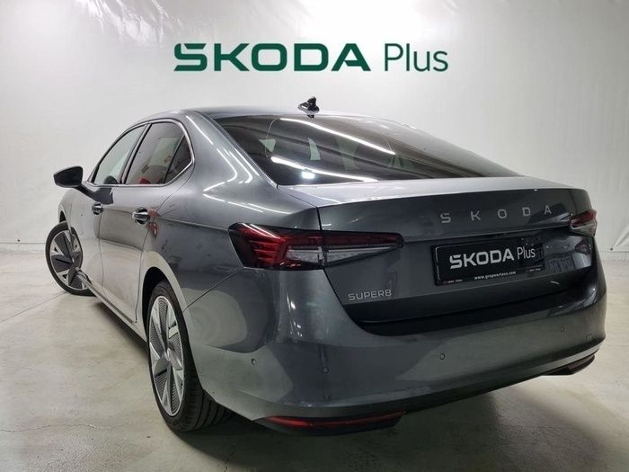 Gris Usado 2024 Skoda Superb Selection Berlina | 40.900 € (Caro) - Imagen 1/4