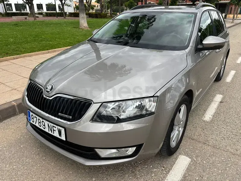 Usado Skoda Octavia Elegance 105 CV (77 kW) 2014 Gris / plata Familiar