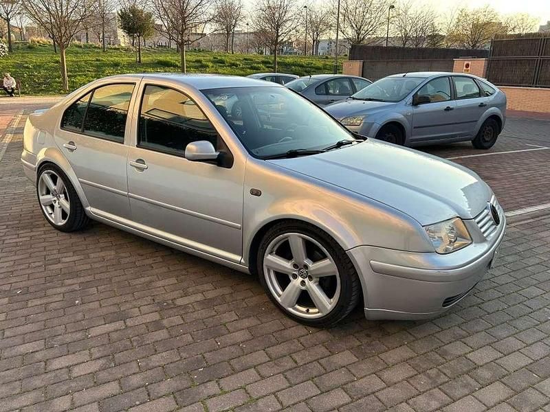 Usado VW Bora Highline 116 CV (85 kW) 2002 Gris Utilitario